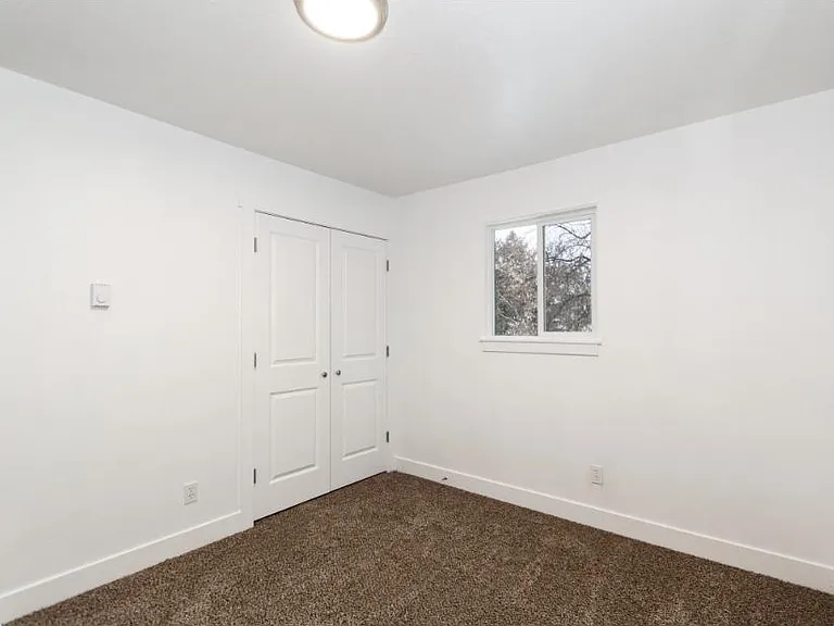 210 Riverbend Rd — Photo 4