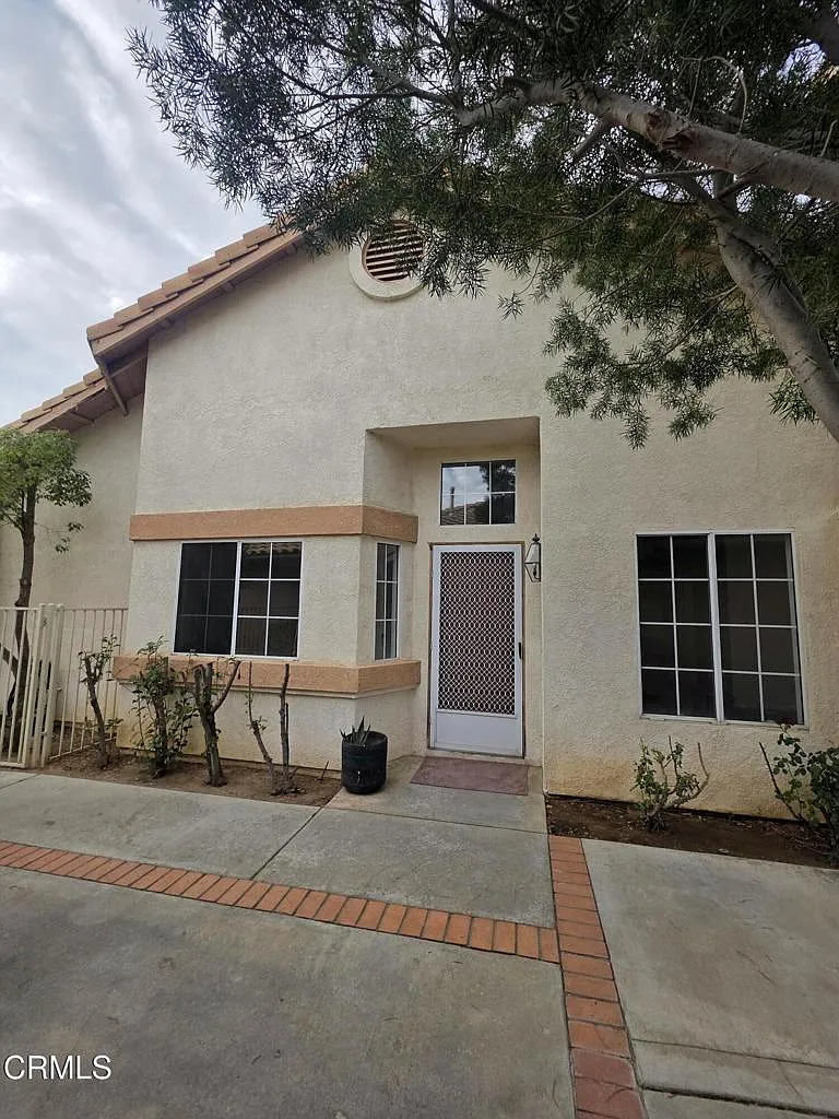 3 bed, 2.0 bath, 1195 sqft, $2,300 — Photo 1