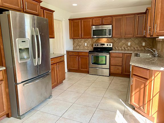 4th image of 307 Castlelake Dr