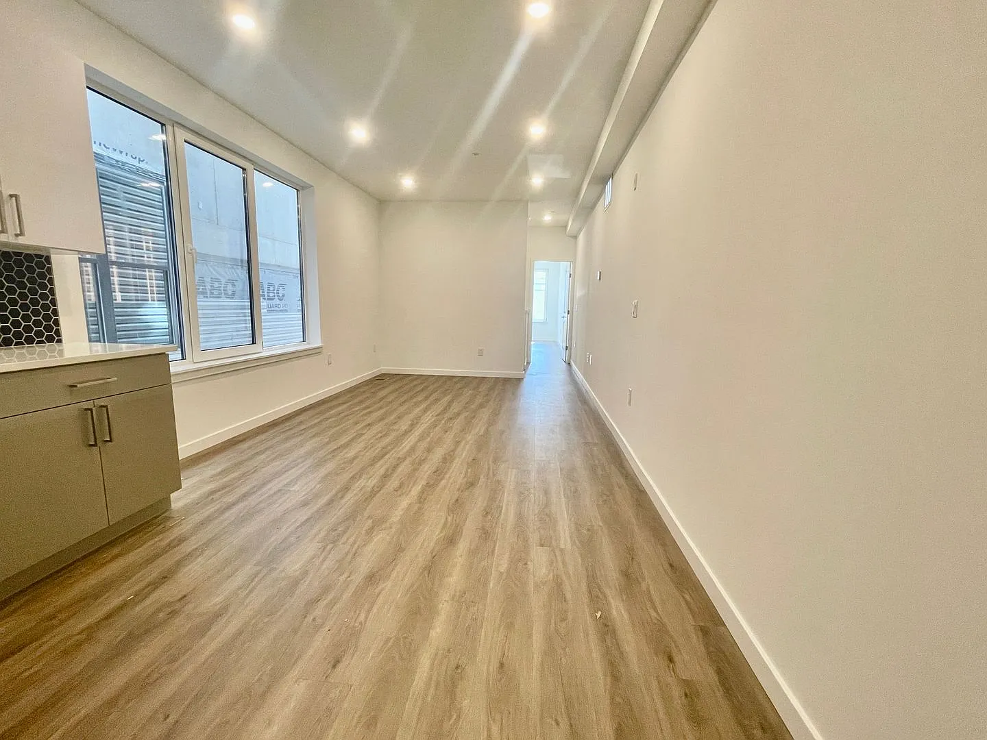1bed/1Bath Newer Construction Unit — Photo 4