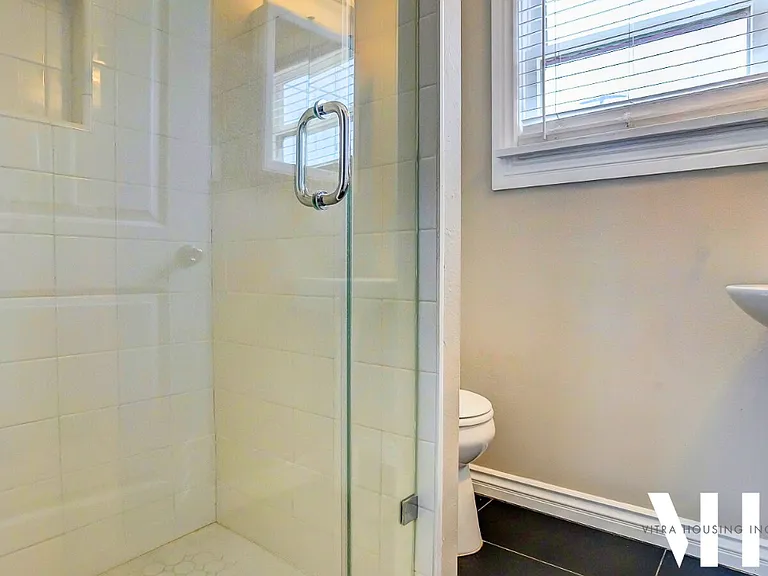 2352 S Portland St — Photo 12