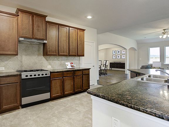 Lots of cabinet space in kitchen