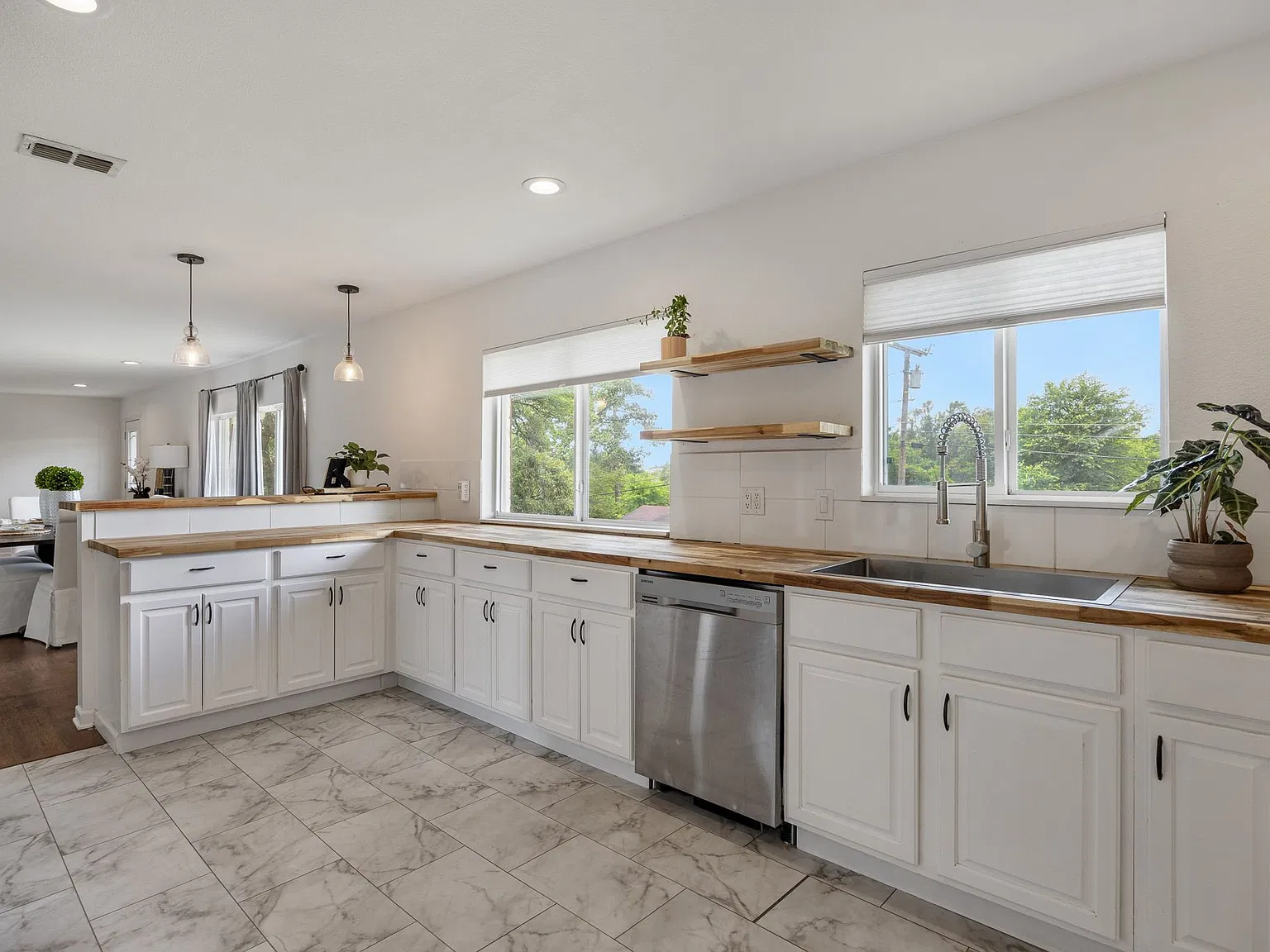 4 bed, 2.0 bath, 2113 sqft, $2,495 — Photo 3