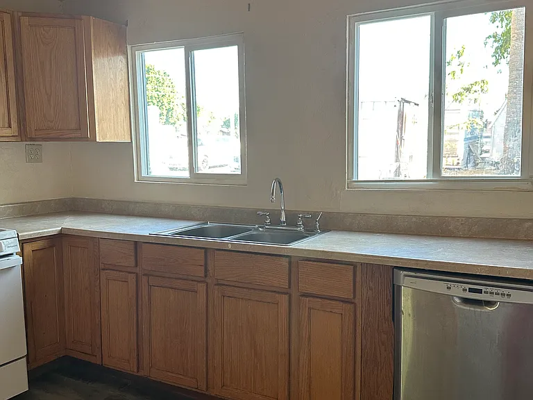 2535 W 4th St #4 — Photo 3
