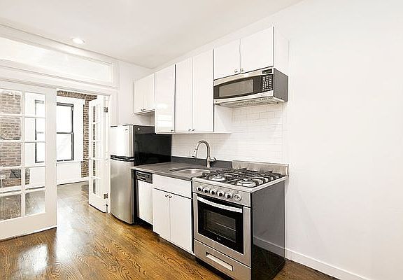 2nd image of 13 Essex St APT 10