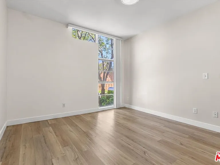 5350 White Oak Ave #209 — Photo 9