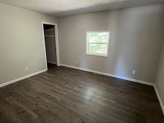 5th image of 75 Carolane Dr