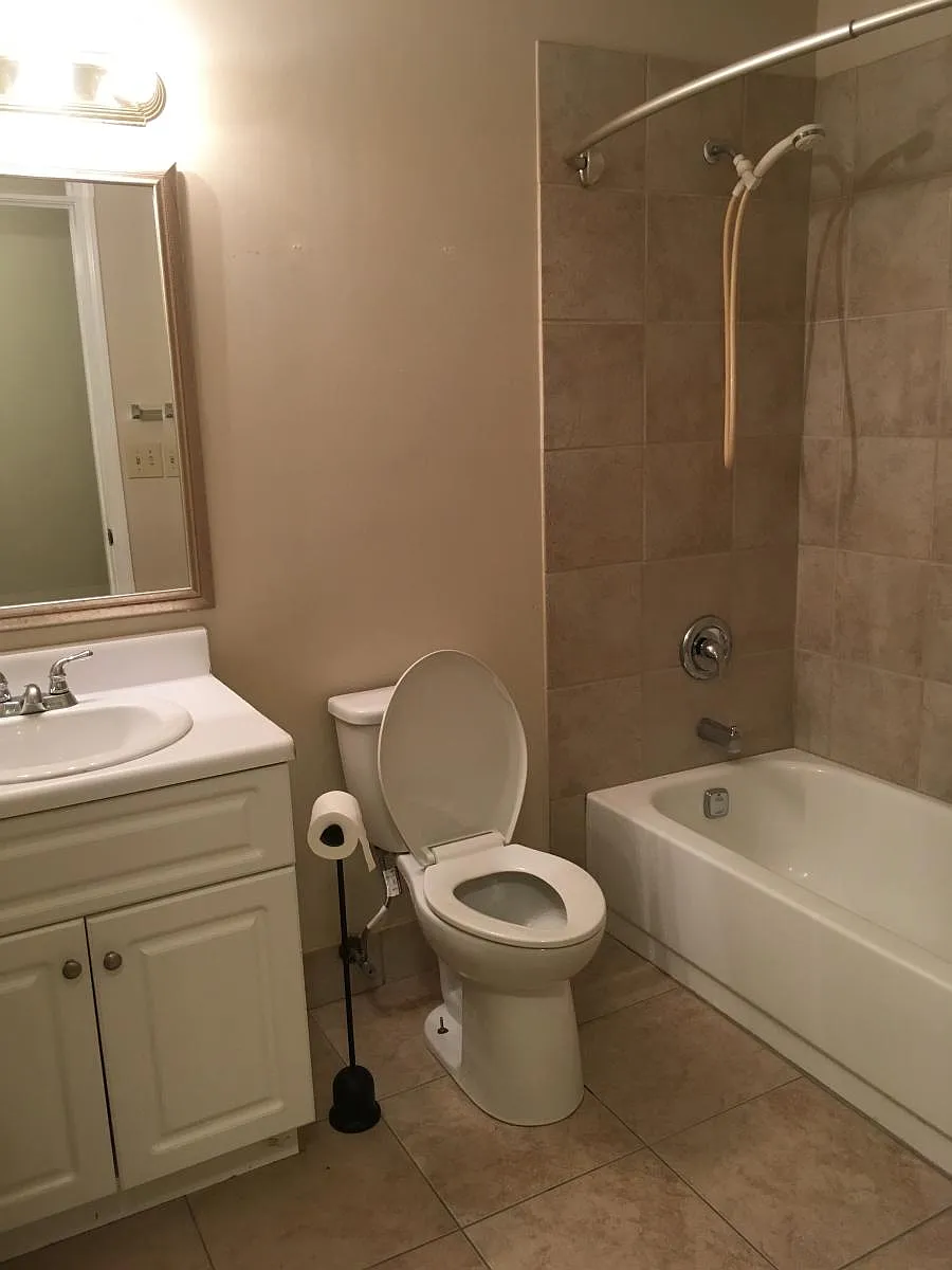 Hall bath - 1201 Ridgeside Dr NW