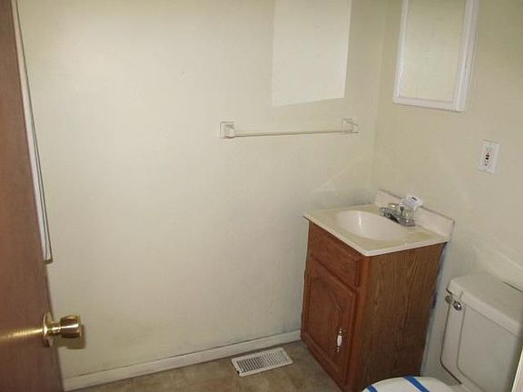 4th image of 14 Elmwood Cir