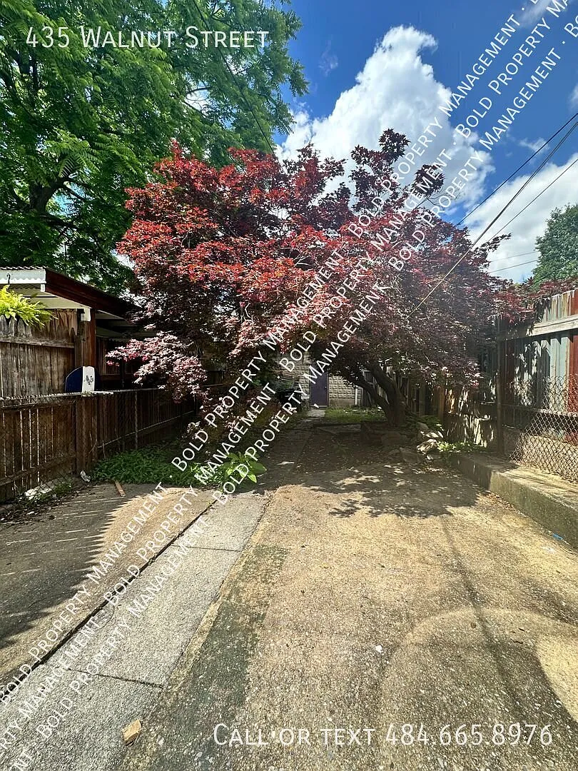 Nice 2 story home, 3 bedrooms 1 bath, with newer floors, newer fridge and washing machine. Includ... — Photo 2