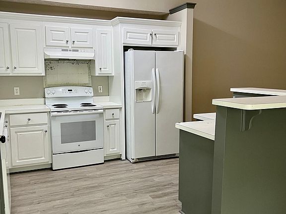 Kitchen with breakfast bar (NEW COUNTERS AND BACKSPLASH BEING DONE ASAP)