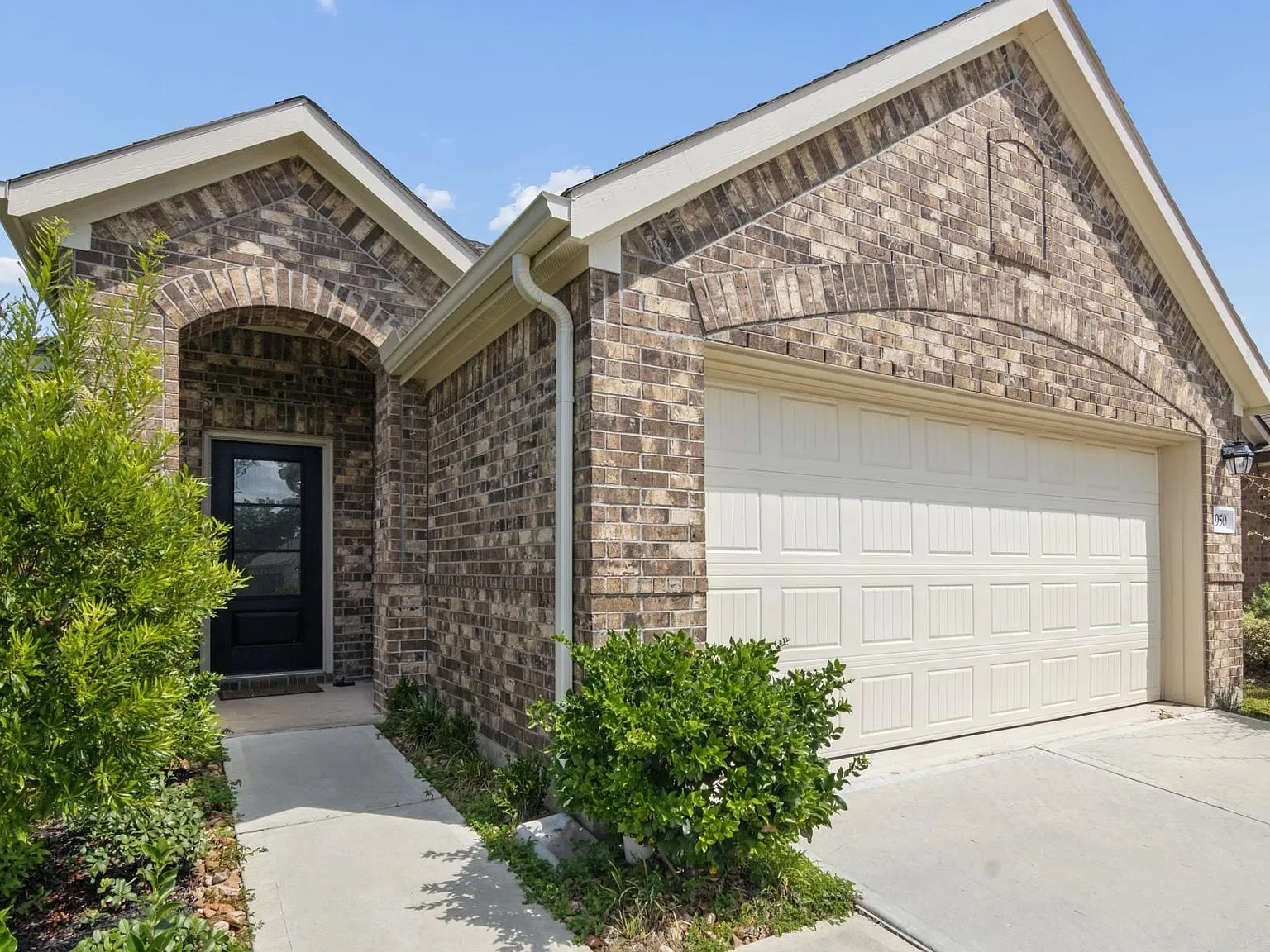 3 bed, 2.0 bath, 1496 sqft, $1,900 — Photo 2