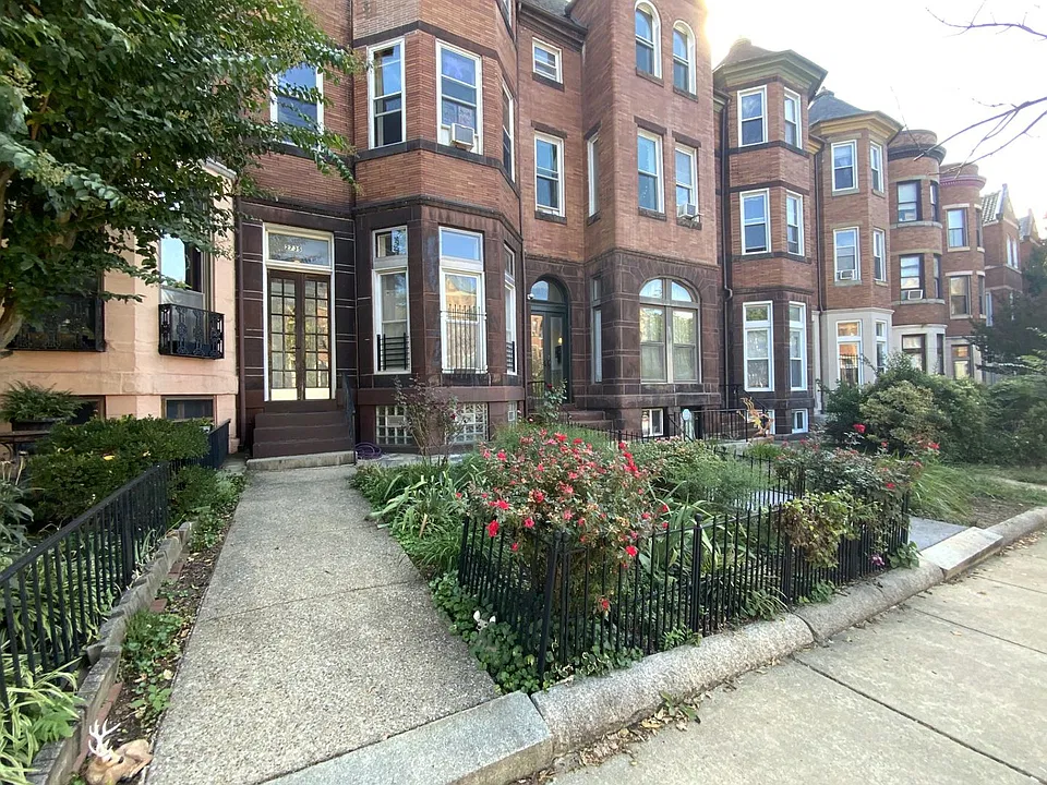 2735 Saint Paul St