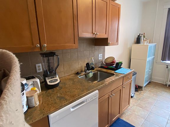 3rd image of 6 Sutherland Rd APT 22