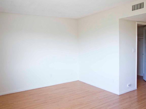 2nd image of 1033 Cordova St APT 13