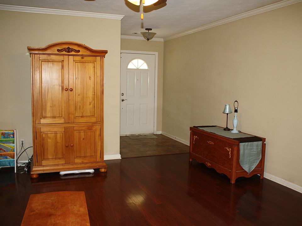 LR view to entry way