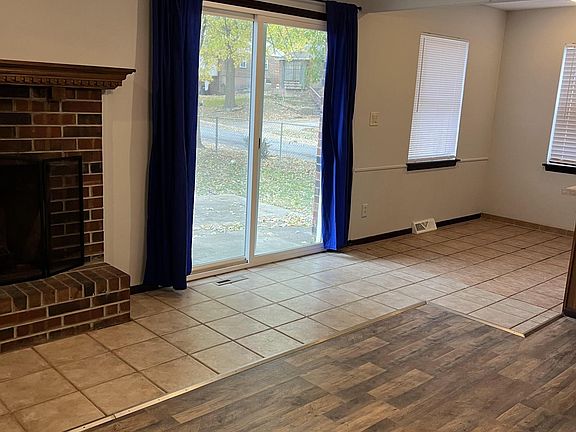 3rd image of 925 NW Canterbury Ct