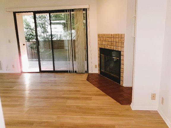 2nd image of 2939 De La Vina St APT B