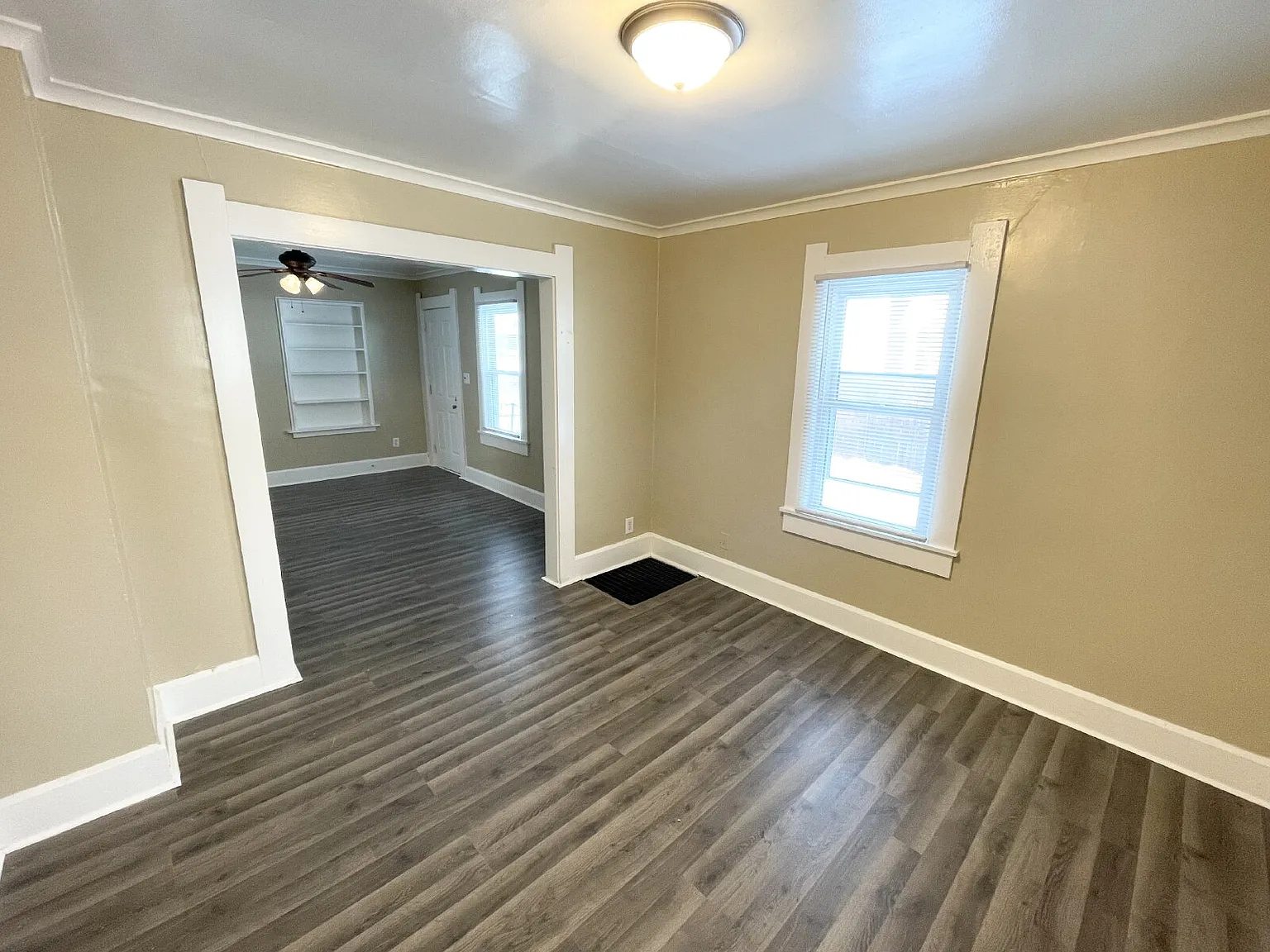 3 bed, 1.0 bath, $1,095 — Photo 2