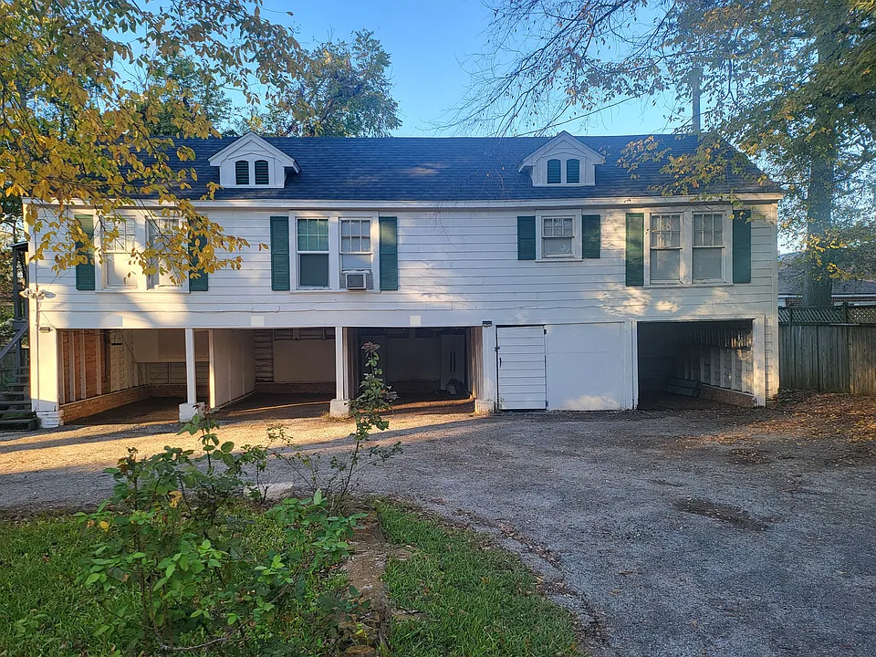 223 1/2- garage apartment