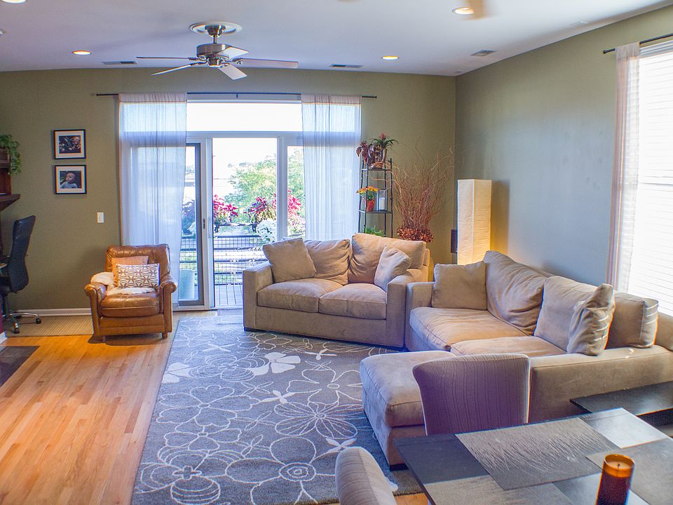 Living room (from kitchen)