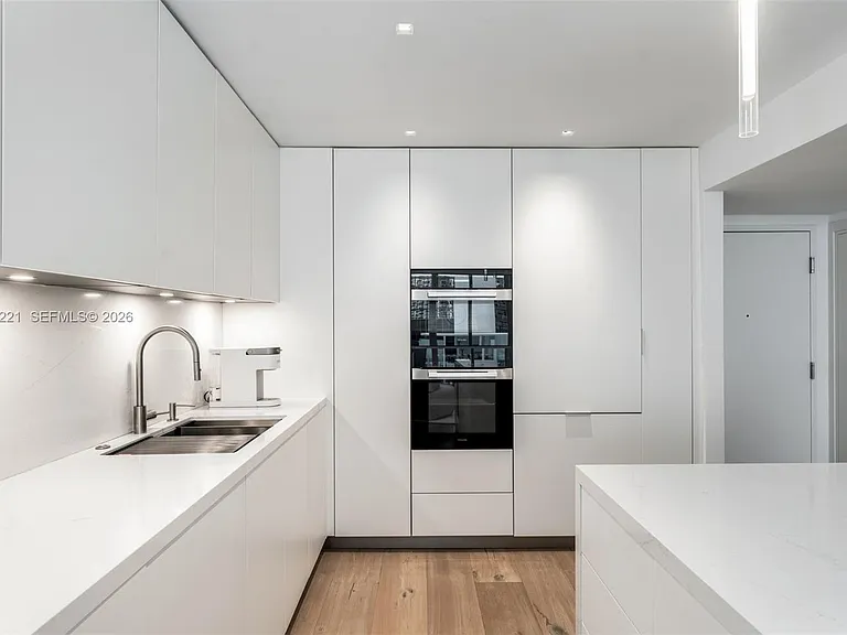 2301 Collins Ave #902 — Photo 5