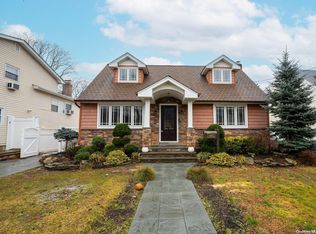 1421 Meadowbrook Rd, Merrick, NY 11566
