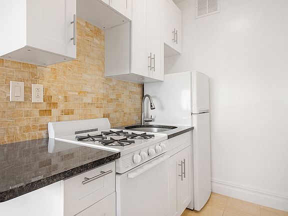 5th image of 169 W 76th St APT 4R