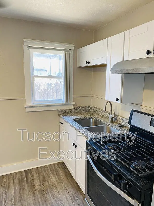 2632 N Stone Ave — Photo 3