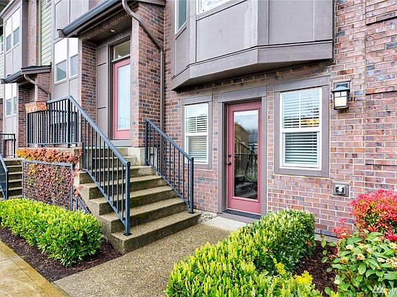 2nd image of 1302 Williamsburg Walk NE