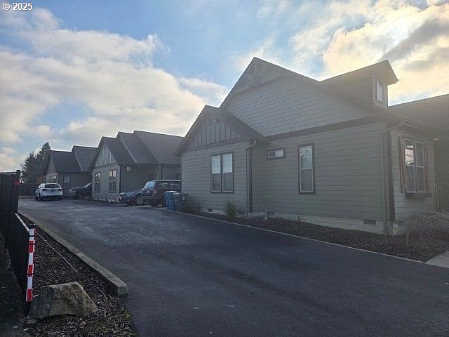 2nd image of 555 N Main St
