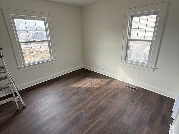 3rd image of 1320 E Missouri St