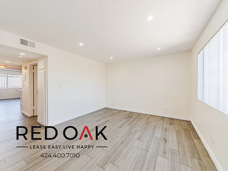 11701 Oxnard St #4 — Photo 5