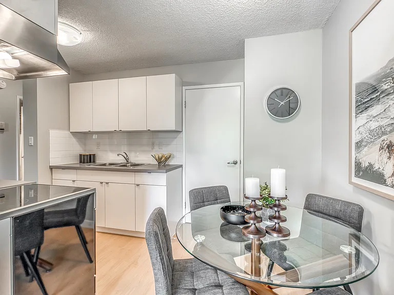 742 Kingsmere Cres SW — Photo 4