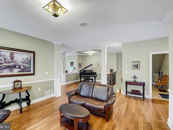 5th image of 159 Pilgrim Dr