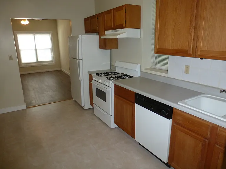 1025 Tamm Ave — Photo 6