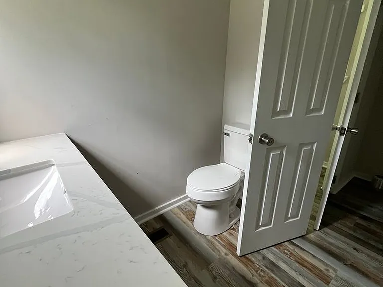 304 Queens Rd — Photo 15