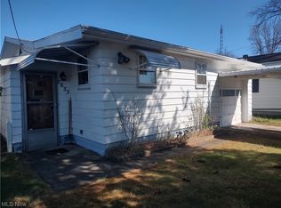 2833 SE Riverside Park Dr, Uhrichsville, OH 44683