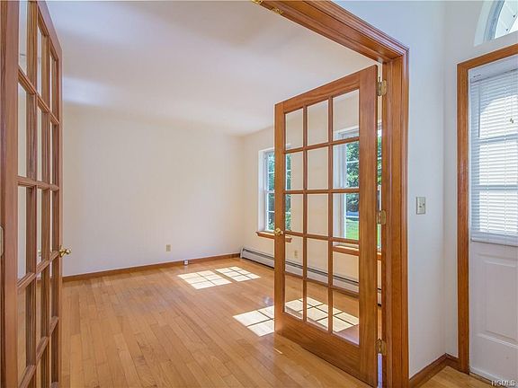 4th image of 6 Fairview Ln