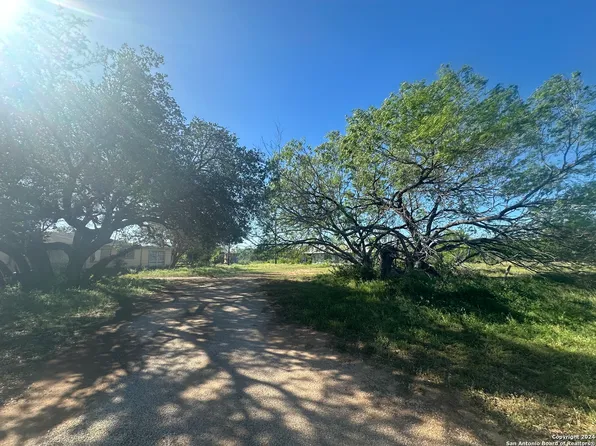 7505 Fm 1333, Jourdanton, TX 78026