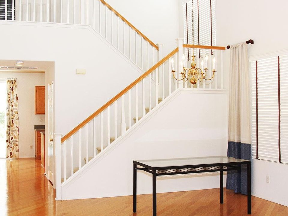 2nd image of 533 Robins Pl