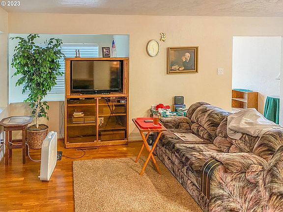 4th image of 764 NE Knoll Ave