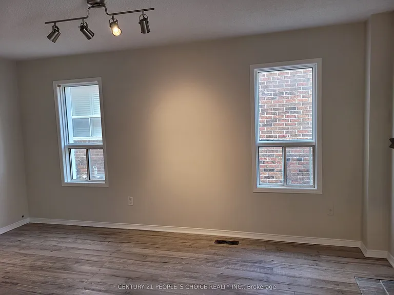 383 Jay Cres — Photo 14