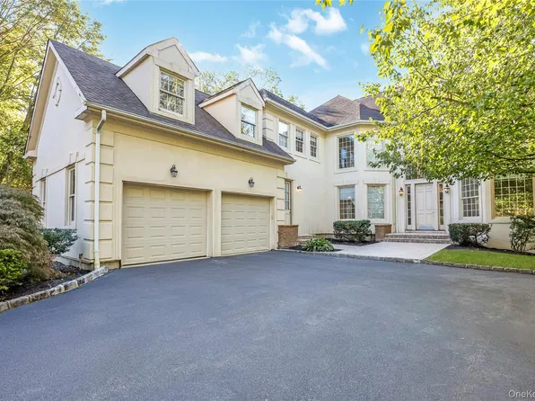 61 Charney Court, Manhasset, NY 11030
