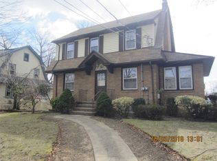 2 Elm St, Lynbrook, NY 11563