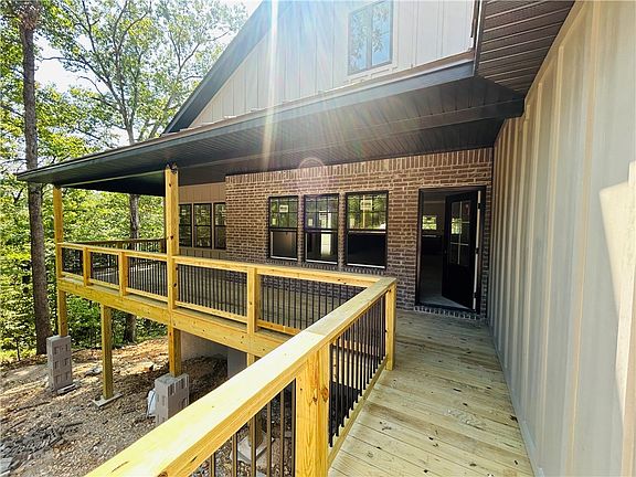 3rd image of 6 Thorne Ln