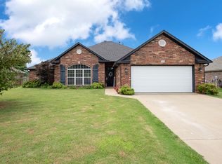 324 Center Dr, Lowell, AR 72745