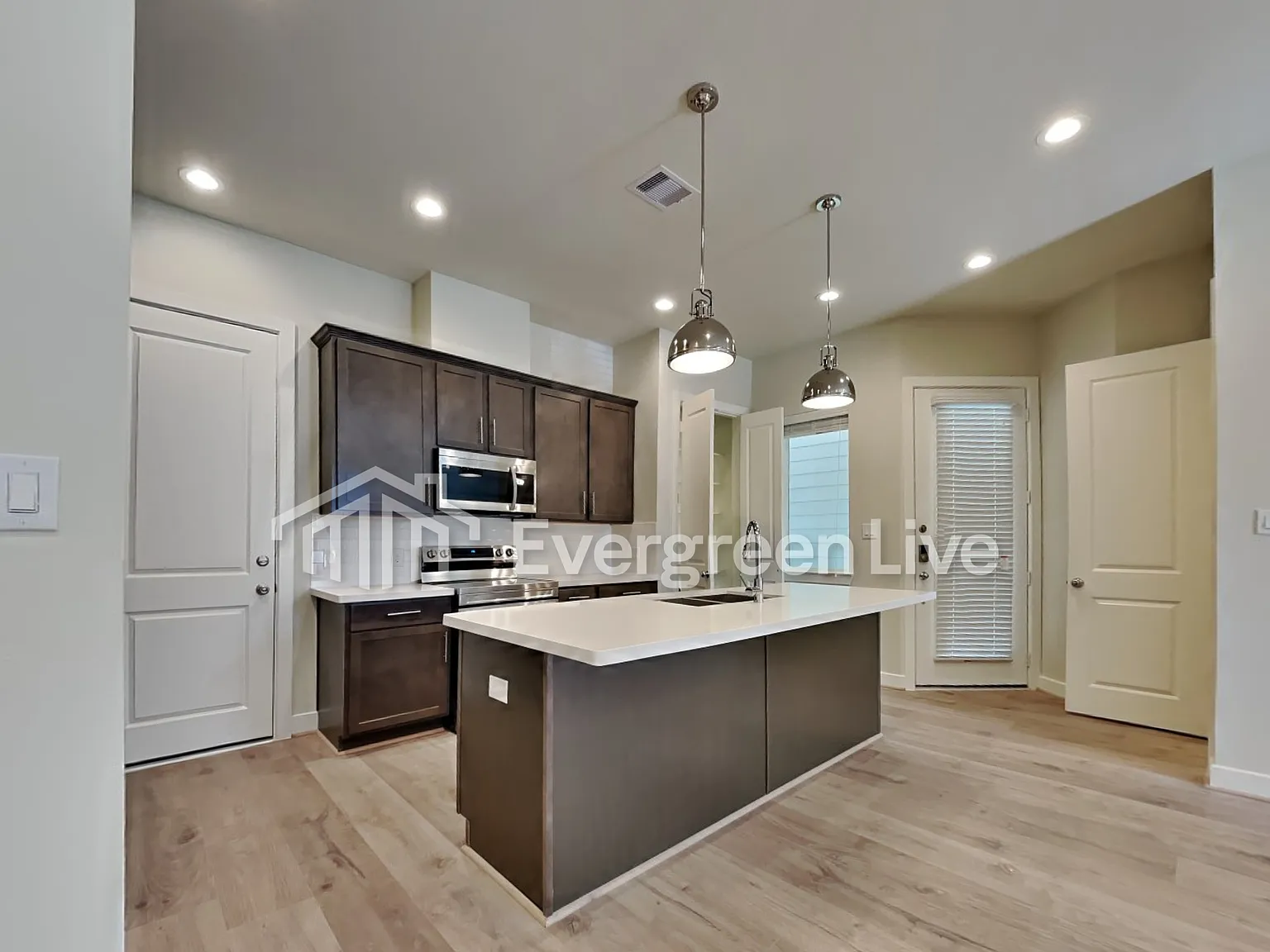 3 bed, 2.5 bath, 1504 sqft, $1,945 — Photo 2