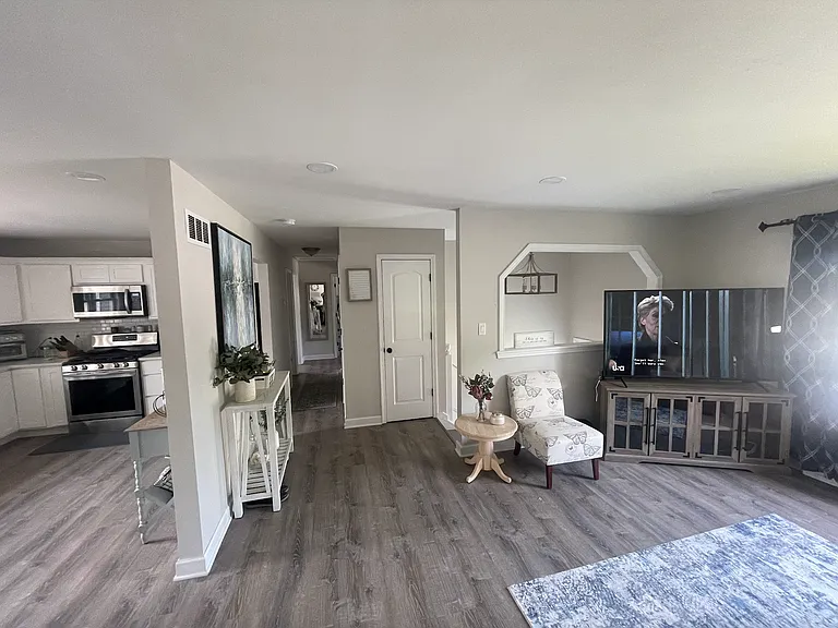 938 Jackson Pl — Photo 4