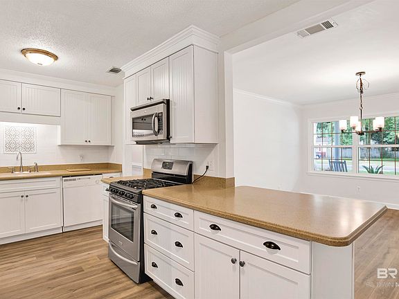 2nd image of 524 Linda Ln